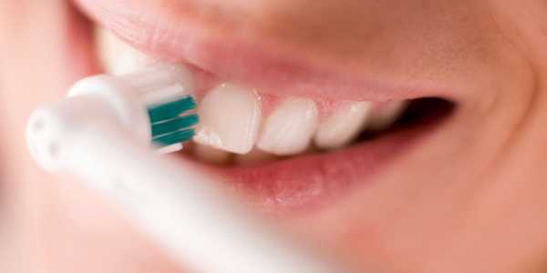How To Use An Electric Toothbrush For a Cleaner Smile